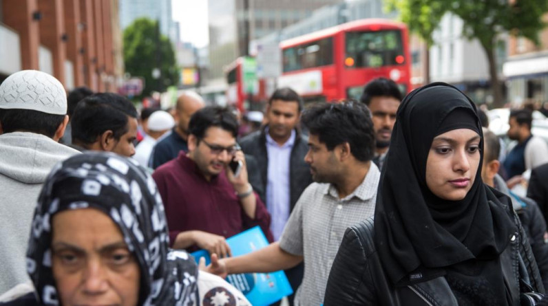 "كيس ملاكمة".. تحذيرات من استخدام المسلمين كمادة في الانتخابات البريطانية